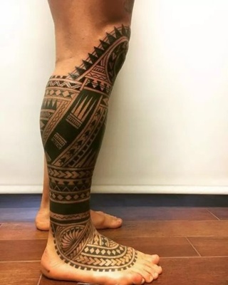  Tatouage maori, polynésien sur le bas de la jambe et sur la cheville